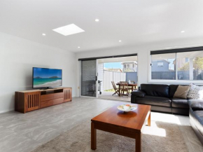 'Birubi Breezes', 2/7 Fitzroy St - Large Duplex with Air Conditioning, WIFI & only 5 minute walk to the beach